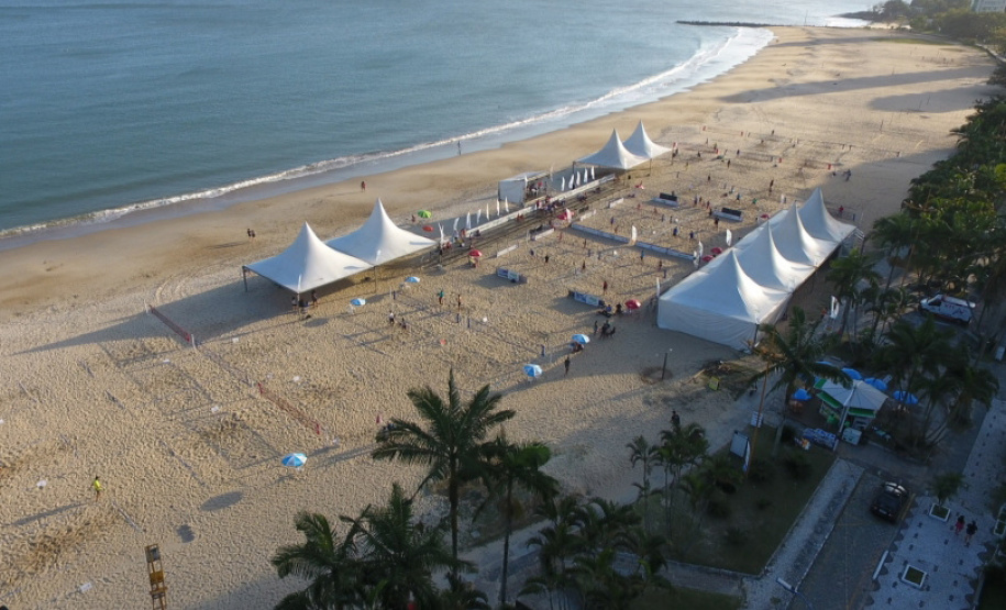 Os Jogos de Aventura e Natureza são palco do Caiobá Open de Beach Tennis, que faz parte do Circuito Mundial da Federação Internacional de Tênis (ITF, sigla em inglês). O evento começou nesta quinta-feira (24) e segue até domingo (27) na Praia Mansa, em Matinhos. Foto: Divulgação/ Esporte Paraná