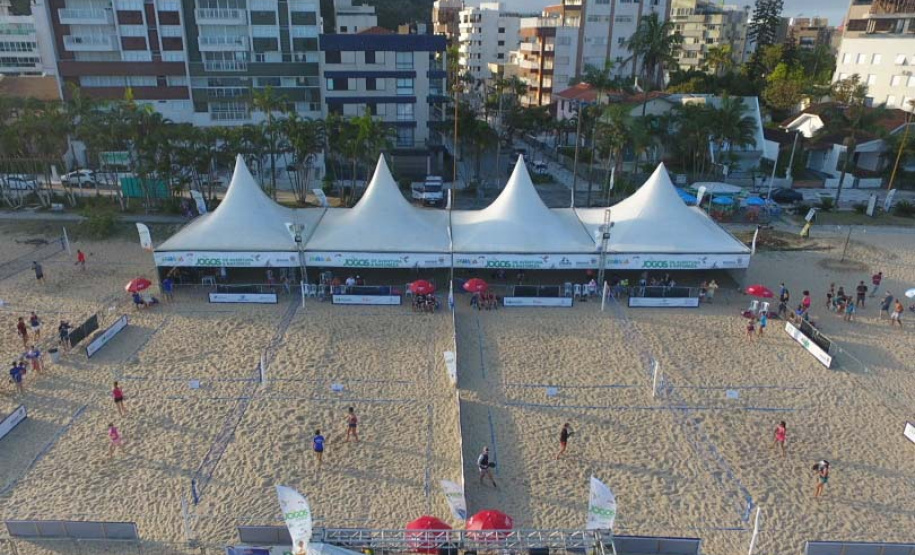 Os Jogos de Aventura e Natureza são palco do Caiobá Open de Beach Tennis, que faz parte do Circuito Mundial da Federação Internacional de Tênis (ITF, sigla em inglês). O evento começou nesta quinta-feira (24) e segue até domingo (27) na Praia Mansa, em Matinhos. Foto: Divulgação/ Esporte Paraná