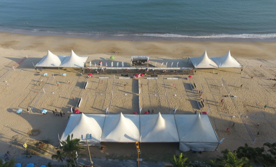 Os Jogos de Aventura e Natureza são palco do Caiobá Open de Beach Tennis, que faz parte do Circuito Mundial da Federação Internacional de Tênis (ITF, sigla em inglês). O evento começou nesta quinta-feira (24) e segue até domingo (27) na Praia Mansa, em Matinhos. Foto: Divulgação/ Esporte Paraná