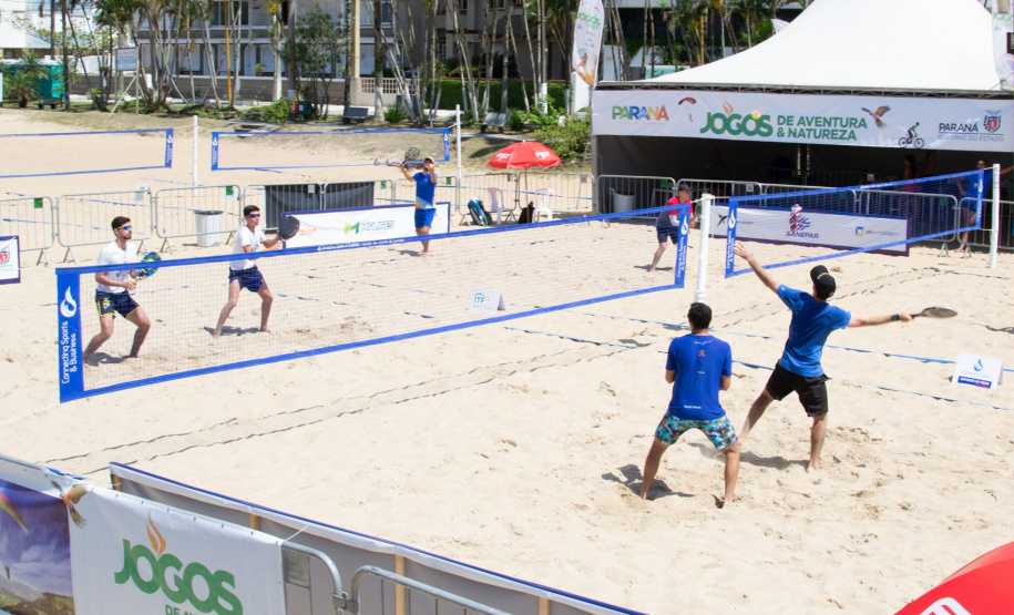 Os Jogos de Aventura e Natureza são palco do Caiobá Open de Beach Tennis, que faz parte do Circuito Mundial da Federação Internacional de Tênis (ITF, sigla em inglês). O evento começou nesta quinta-feira (24) e segue até domingo (27) na Praia Mansa, em Matinhos. Foto: Divulgação/ Esporte Paraná
