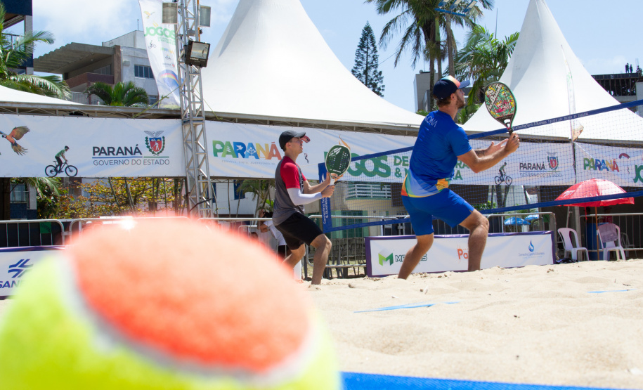 Os Jogos de Aventura e Natureza são palco do Caiobá Open de Beach Tennis, que faz parte do Circuito Mundial da Federação Internacional de Tênis (ITF, sigla em inglês). O evento começou nesta quinta-feira (24) e segue até domingo (27) na Praia Mansa, em Matinhos. Foto: Divulgação/ Esporte Paraná