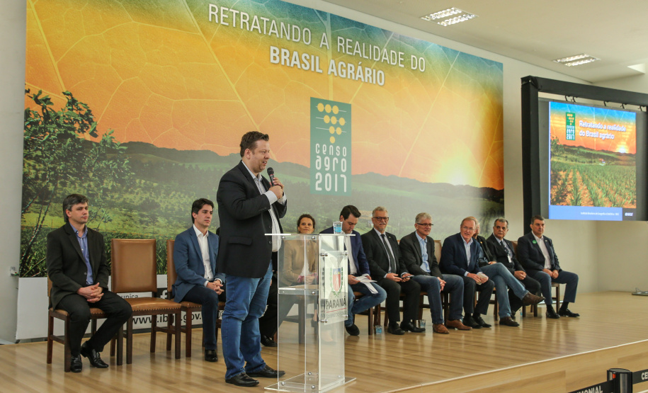 O governador Carlos Massa Ratinho Junior e a presidente do IBGE (Instituto Brasileiro de Geografia e Estatística), Susana Cordeiro Guerra, divulgam nesta sexta-feira (25), no Palácio Iguaçu, os números do Censo Agropecuário 2017. Na foto, o prefeito de Pérola e presidente da Associação dos Municípios do Paraná (AMP), Darlan Scalco. Curitiba, 25/10/2019 - Foto: Geraldo Bubniak/AEN