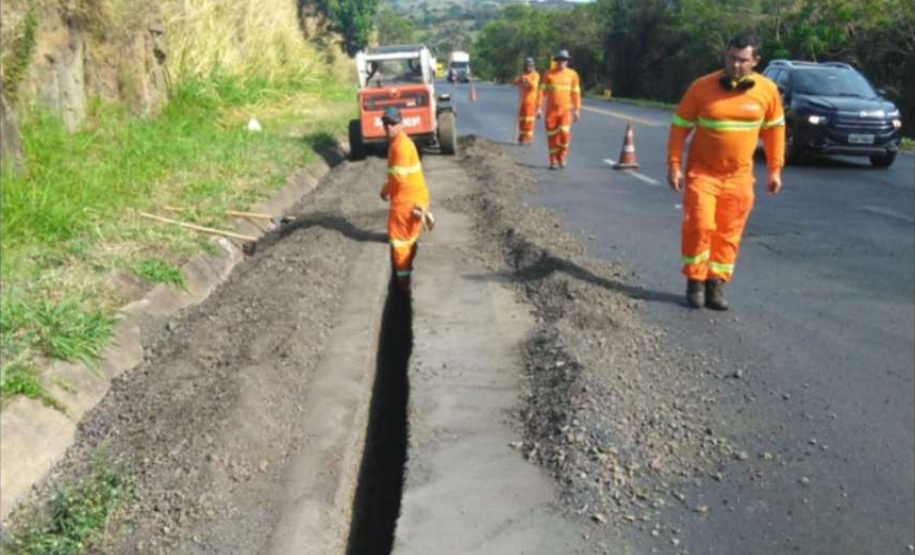 A PR-092, de Wenceslau Braz até o entroncamento com a BR-153, em uma extensão de 75,27 quilômetros, está recebendo remendos e implantação de drenos. Os serviços são no lote 6 do programa Conservação e Recuperação com Melhorias do Estado do Pavimento (Cremep) do Departamento de Estradas de Rodagem do Paraná (DER/PR), e atendem também os municípios de Siqueira Campos, Quatiguá e Joaquim Távora, todos no Norte Pioneiro. Foto: Divulgação/DER