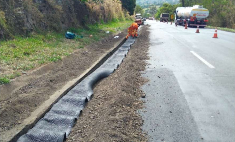 A PR-092, de Wenceslau Braz até o entroncamento com a BR-153, em uma extensão de 75,27 quilômetros, está recebendo remendos e implantação de drenos. Os serviços são no lote 6 do programa Conservação e Recuperação com Melhorias do Estado do Pavimento (Cremep) do Departamento de Estradas de Rodagem do Paraná (DER/PR), e atendem também os municípios de Siqueira Campos, Quatiguá e Joaquim Távora, todos no Norte Pioneiro. Foto: Divulgação/DER