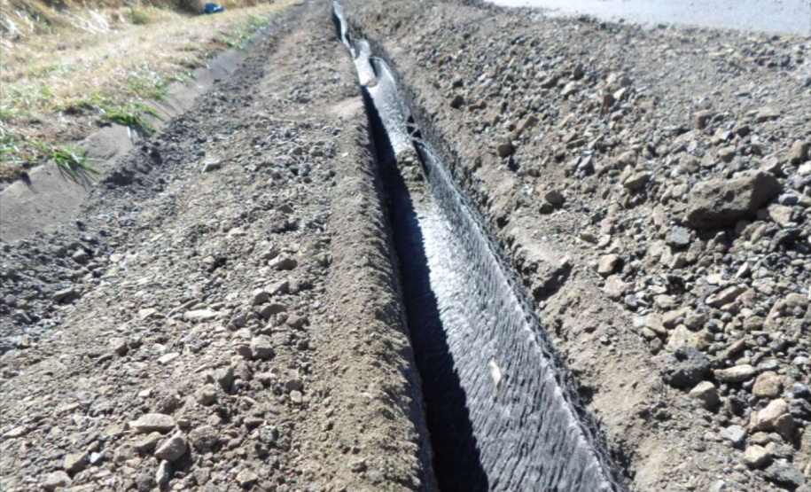 A PR-092, de Wenceslau Braz até o entroncamento com a BR-153, em uma extensão de 75,27 quilômetros, está recebendo remendos e implantação de drenos. Os serviços são no lote 6 do programa Conservação e Recuperação com Melhorias do Estado do Pavimento (Cremep) do Departamento de Estradas de Rodagem do Paraná (DER/PR), e atendem também os municípios de Siqueira Campos, Quatiguá e Joaquim Távora, todos no Norte Pioneiro. Foto: Divulgação/DER