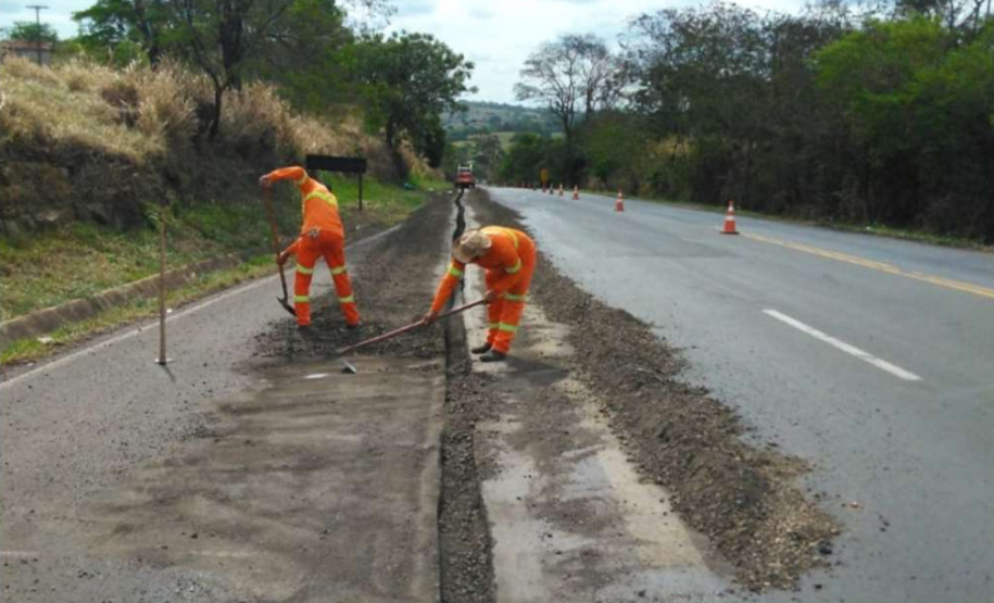 A PR-092, de Wenceslau Braz até o entroncamento com a BR-153, em uma extensão de 75,27 quilômetros, está recebendo remendos e implantação de drenos. Os serviços são no lote 6 do programa Conservação e Recuperação com Melhorias do Estado do Pavimento (Cremep) do Departamento de Estradas de Rodagem do Paraná (DER/PR), e atendem também os municípios de Siqueira Campos, Quatiguá e Joaquim Távora, todos no Norte Pioneiro. Foto: Divulgação/DER