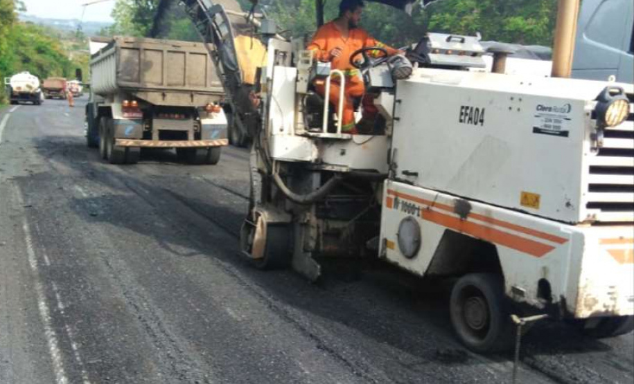 A PR-092, de Wenceslau Braz até o entroncamento com a BR-153, em uma extensão de 75,27 quilômetros, está recebendo remendos e implantação de drenos. Os serviços são no lote 6 do programa Conservação e Recuperação com Melhorias do Estado do Pavimento (Cremep) do Departamento de Estradas de Rodagem do Paraná (DER/PR), e atendem também os municípios de Siqueira Campos, Quatiguá e Joaquim Távora, todos no Norte Pioneiro. Foto: Divulgação/DER