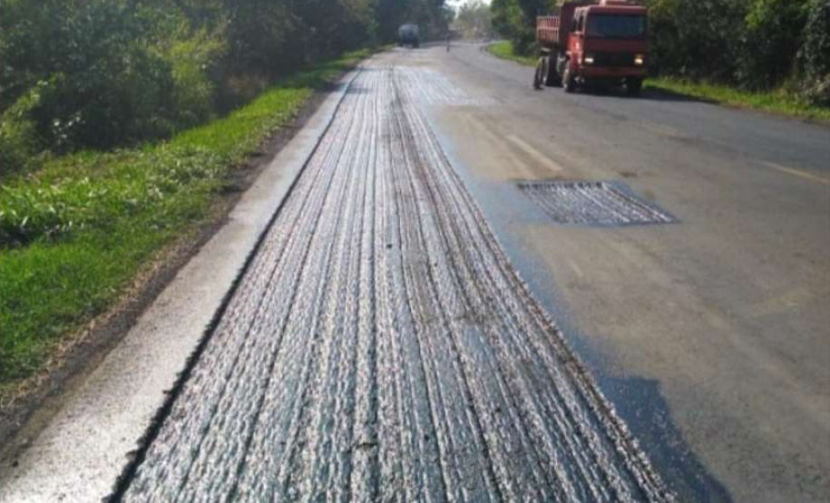 A PR-092, de Wenceslau Braz até o entroncamento com a BR-153, em uma extensão de 75,27 quilômetros, está recebendo remendos e implantação de drenos. Os serviços são no lote 6 do programa Conservação e Recuperação com Melhorias do Estado do Pavimento (Cremep) do Departamento de Estradas de Rodagem do Paraná (DER/PR), e atendem também os municípios de Siqueira Campos, Quatiguá e Joaquim Távora, todos no Norte Pioneiro. Foto: Divulgação/DER