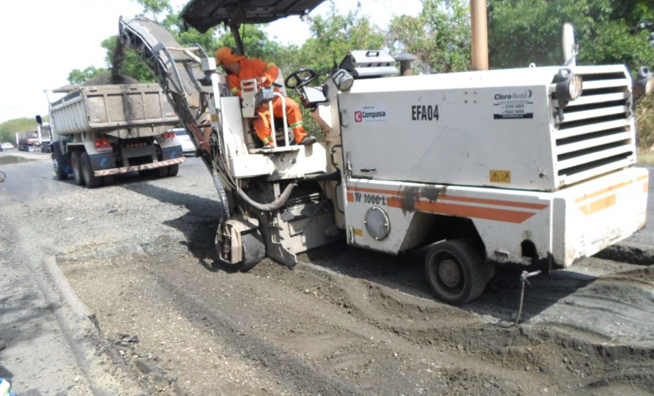 A PR-092, de Wenceslau Braz até o entroncamento com a BR-153, em uma extensão de 75,27 quilômetros, está recebendo remendos e implantação de drenos. Os serviços são no lote 6 do programa Conservação e Recuperação com Melhorias do Estado do Pavimento (Cremep) do Departamento de Estradas de Rodagem do Paraná (DER/PR), e atendem também os municípios de Siqueira Campos, Quatiguá e Joaquim Távora, todos no Norte Pioneiro. Foto: Divulgação/DER