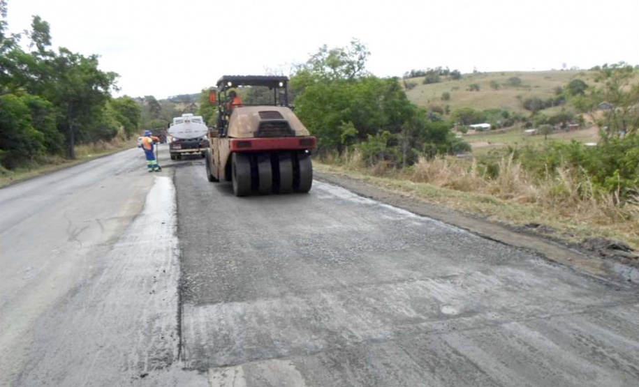 A PR-092, de Wenceslau Braz até o entroncamento com a BR-153, em uma extensão de 75,27 quilômetros, está recebendo remendos e implantação de drenos. Os serviços são no lote 6 do programa Conservação e Recuperação com Melhorias do Estado do Pavimento (Cremep) do Departamento de Estradas de Rodagem do Paraná (DER/PR), e atendem também os municípios de Siqueira Campos, Quatiguá e Joaquim Távora, todos no Norte Pioneiro. Foto: Divulgação/DER