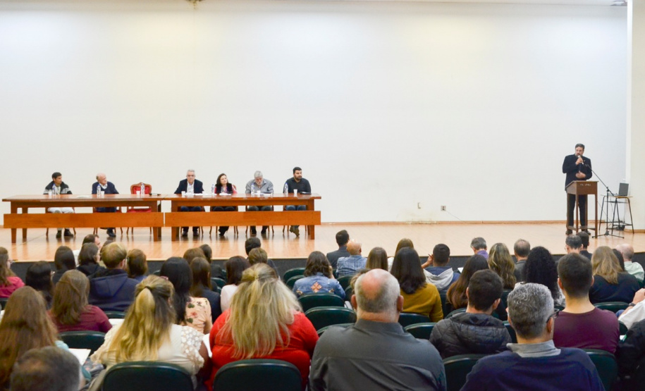Criar uma rede integrada para incentivar boas práticas em bem-estar de animais de fazenda é uma ação que está sendo pensada pelo Governo do Paraná, por meio da Secretaria do Desenvolvimento Sustentável e do Turismo. O assunto foi um dos principais temas de um painel de palestras realizado nesta semana pela Secretaria em parceria com a Agência de Defesa Agropecuária do Paraná (Adapar), no Setor de Ciências Agrárias da Universidade Federal do Paraná, em Curitiba. Foto: Divulgação/SEDEST