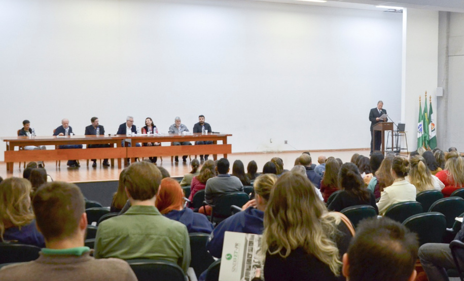 Criar uma rede integrada para incentivar boas práticas em bem-estar de animais de fazenda é uma ação que está sendo pensada pelo Governo do Paraná, por meio da Secretaria do Desenvolvimento Sustentável e do Turismo. O assunto foi um dos principais temas de um painel de palestras realizado nesta semana pela Secretaria em parceria com a Agência de Defesa Agropecuária do Paraná (Adapar), no Setor de Ciências Agrárias da Universidade Federal do Paraná, em Curitiba. Foto: Divulgação/SEDEST