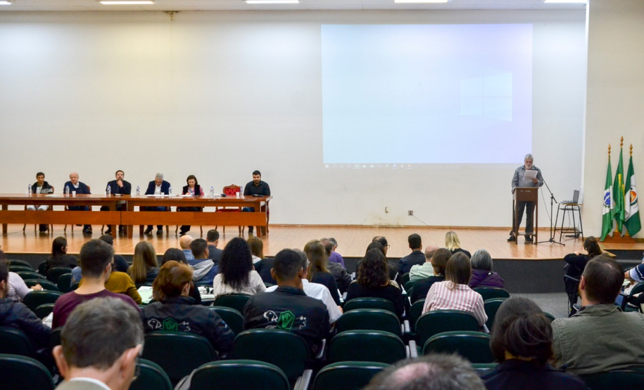 Criar uma rede integrada para incentivar boas práticas em bem-estar de animais de fazenda é uma ação que está sendo pensada pelo Governo do Paraná, por meio da Secretaria do Desenvolvimento Sustentável e do Turismo. O assunto foi um dos principais temas de um painel de palestras realizado nesta semana pela Secretaria em parceria com a Agência de Defesa Agropecuária do Paraná (Adapar), no Setor de Ciências Agrárias da Universidade Federal do Paraná, em Curitiba. Foto: Divulgação/SEDEST