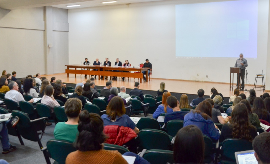 Criar uma rede integrada para incentivar boas práticas em bem-estar de animais de fazenda é uma ação que está sendo pensada pelo Governo do Paraná, por meio da Secretaria do Desenvolvimento Sustentável e do Turismo. O assunto foi um dos principais temas de um painel de palestras realizado nesta semana pela Secretaria em parceria com a Agência de Defesa Agropecuária do Paraná (Adapar), no Setor de Ciências Agrárias da Universidade Federal do Paraná, em Curitiba. Foto: Divulgação/SEDEST