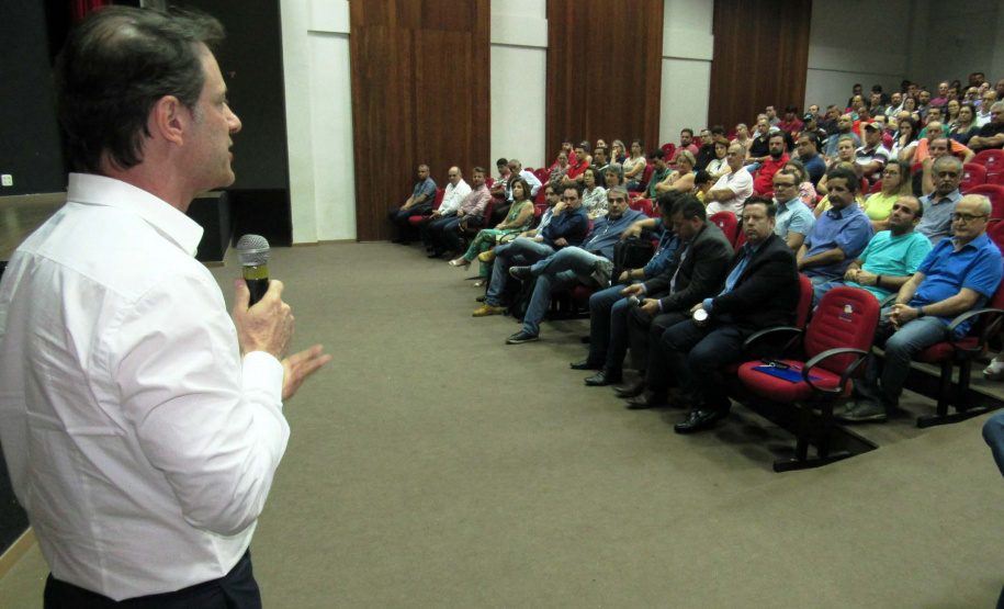 A Companhia de Saneamento do Paraná (Sanepar) vai implantar coleta e tratamento de esgoto em Pérola, no Noroeste do Estado. O projeto da obra foi apresentado nesta quinta-feira (24) pelo diretor-presidente da empresa, Claudio Stabile, e pelo diretor de Investimentos, Joel de Jesus Macedo, ao prefeito Darlan Scalco, secretários municipais, vereadores e representantes da sociedade civil. Foto: Divulgação/Sanepar