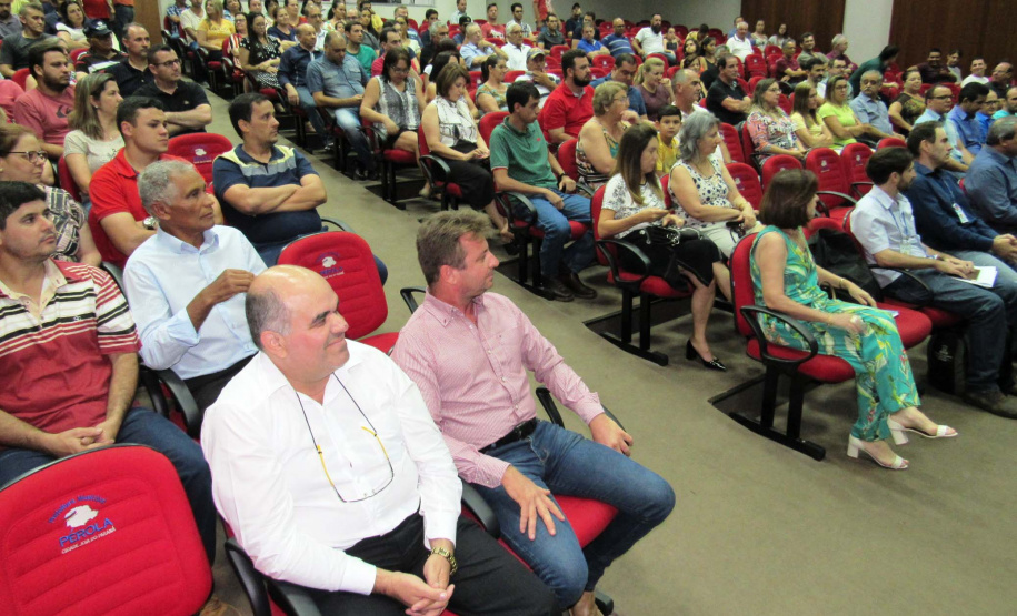 A Companhia de Saneamento do Paraná (Sanepar) vai implantar coleta e tratamento de esgoto em Pérola, no Noroeste do Estado. O projeto da obra foi apresentado nesta quinta-feira (24) pelo diretor-presidente da empresa, Claudio Stabile, e pelo diretor de Investimentos, Joel de Jesus Macedo, ao prefeito Darlan Scalco, secretários municipais, vereadores e representantes da sociedade civil. Foto: Divulgação/Sanepar