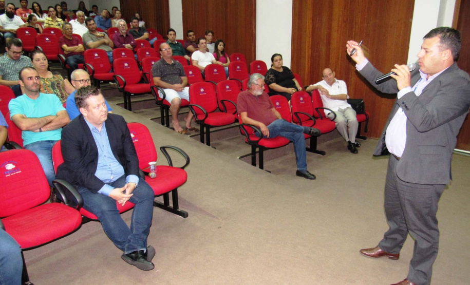 A Companhia de Saneamento do Paraná (Sanepar) vai implantar coleta e tratamento de esgoto em Pérola, no Noroeste do Estado. O projeto da obra foi apresentado nesta quinta-feira (24) pelo diretor-presidente da empresa, Claudio Stabile, e pelo diretor de Investimentos, Joel de Jesus Macedo, ao prefeito Darlan Scalco, secretários municipais, vereadores e representantes da sociedade civil. Foto: Divulgação/Sanepar