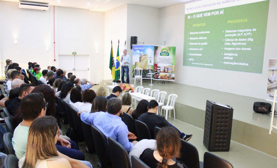 O secretário estadual da Agricultura e do Abastecimento, Norberto Ortigara, apresentou nesta quinta-feira (24), em palestra na 3ª Tecnoagro, na Faculdade de Tecnologia do Vale do Ivaí, (Fatec), em Ivaiporã, as tendências do agronegócio brasileiro e paranaense. O secretário reforçou o papel dos jovens no desenvolvimento de um modelo de agricultura altamente tecnológico.Foto: Divulgação/SEAB
