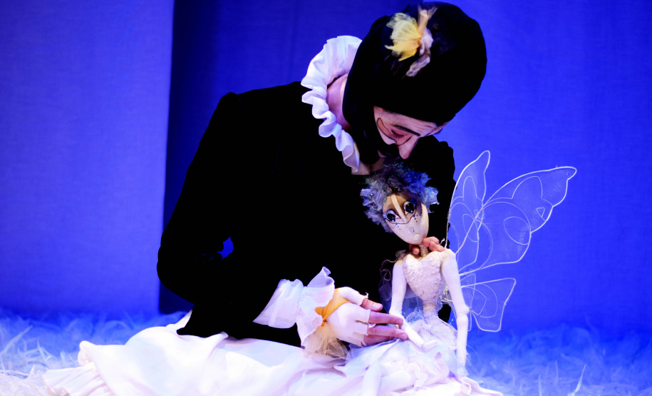 Três eventos gratuitos e voltados para adultos e crianças encerram a terceira edição da Flibi, a Festa Literária da Biblioteca Pública do Paraná, neste sábado (26). A programação começa às 9 horas, com a abertura de uma exposição que reúne os trabalhos produzidos durante o curso de desenho Curitiba Poty, ministrado pelos ilustradores Simon Taylor e Fabiano Vianna. Resultado de três manhãs de aulas, a mostra acontece na Seção Infantil. Foto: Divulgação/BPP