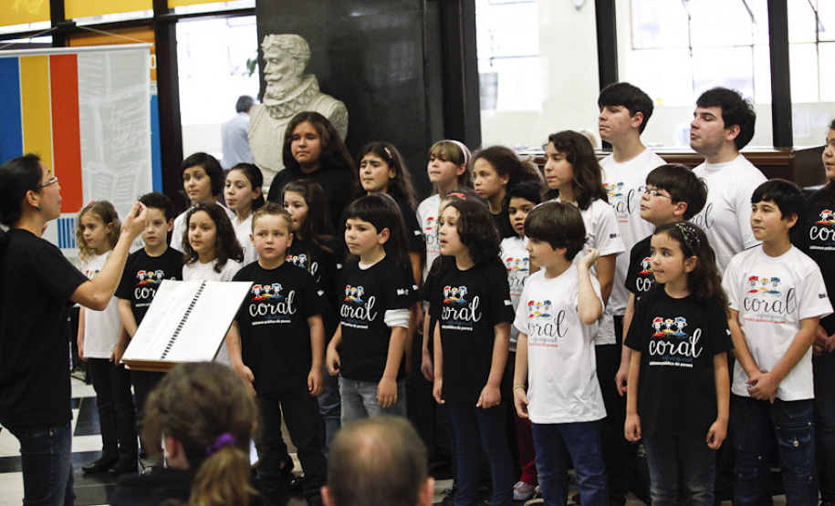 Três eventos gratuitos e voltados para adultos e crianças encerram a terceira edição da Flibi, a Festa Literária da Biblioteca Pública do Paraná, neste sábado (26). A programação começa às 9 horas, com a abertura de uma exposição que reúne os trabalhos produzidos durante o curso de desenho Curitiba Poty, ministrado pelos ilustradores Simon Taylor e Fabiano Vianna. Resultado de três manhãs de aulas, a mostra acontece na Seção Infantil. Foto: Divulgação/BPP