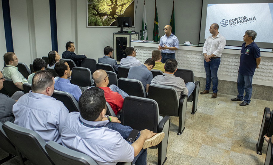 A empresa pública Portos do Paraná reuniu nesta sexta-feira (25) operadores portuários dos principais segmentos de carga para debater a atualização do Plano Diretor do município com a Secretaria Municipal de Urbanismo de Paranaguá. A ideia é que o desenvolvimento do setor seja contemplado no novo documento que norteia a organização e o crescimento da cidade para os próximos dez anos.