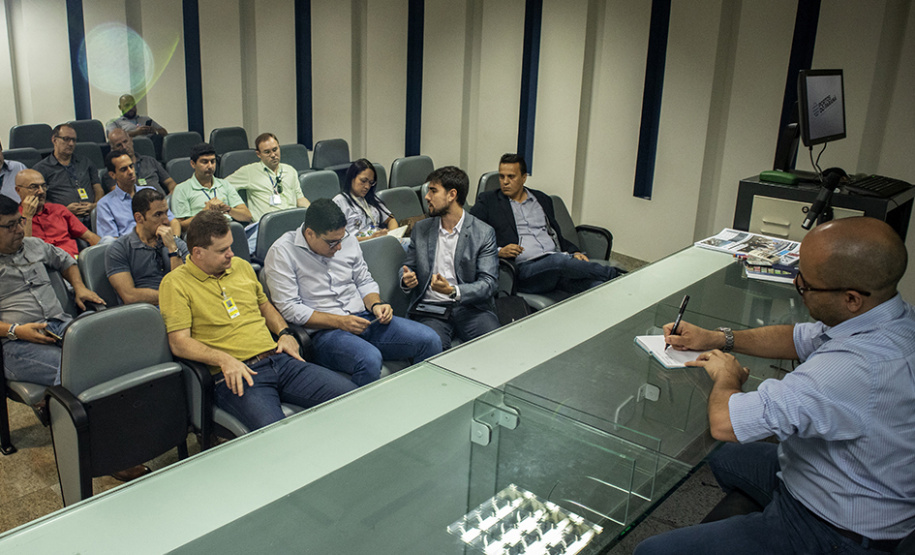 A empresa pública Portos do Paraná reuniu nesta sexta-feira (25) operadores portuários dos principais segmentos de carga para debater a atualização do Plano Diretor do município com a Secretaria Municipal de Urbanismo de Paranaguá. A ideia é que o desenvolvimento do setor seja contemplado no novo documento que norteia a organização e o crescimento da cidade para os próximos dez anos.