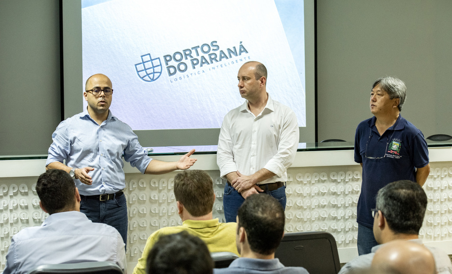 A empresa pública Portos do Paraná reuniu nesta sexta-feira (25) operadores portuários dos principais segmentos de carga para debater a atualização do Plano Diretor do município com a Secretaria Municipal de Urbanismo de Paranaguá. A ideia é que o desenvolvimento do setor seja contemplado no novo documento que norteia a organização e o crescimento da cidade para os próximos dez anos.