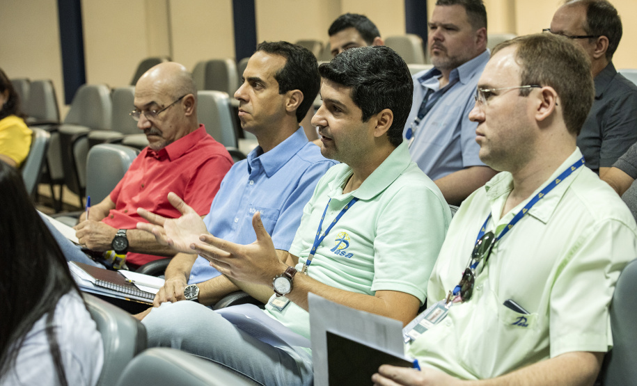 A empresa pública Portos do Paraná reuniu nesta sexta-feira (25) operadores portuários dos principais segmentos de carga para debater a atualização do Plano Diretor do município com a Secretaria Municipal de Urbanismo de Paranaguá. A ideia é que o desenvolvimento do setor seja contemplado no novo documento que norteia a organização e o crescimento da cidade para os próximos dez anos.