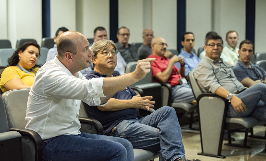 A empresa pública Portos do Paraná reuniu nesta sexta-feira (25) operadores portuários dos principais segmentos de carga para debater a atualização do Plano Diretor do município com a Secretaria Municipal de Urbanismo de Paranaguá. A ideia é que o desenvolvimento do setor seja contemplado no novo documento que norteia a organização e o crescimento da cidade para os próximos dez anos.