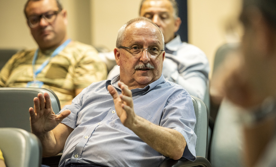 A empresa pública Portos do Paraná reuniu nesta sexta-feira (25) operadores portuários dos principais segmentos de carga para debater a atualização do Plano Diretor do município com a Secretaria Municipal de Urbanismo de Paranaguá. A ideia é que o desenvolvimento do setor seja contemplado no novo documento que norteia a organização e o crescimento da cidade para os próximos dez anos.