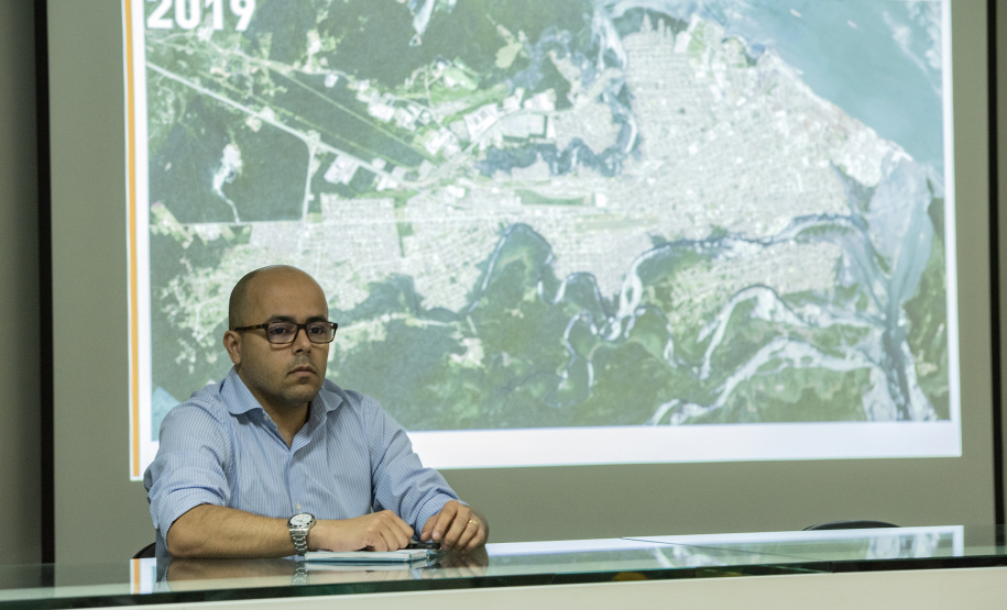 A empresa pública Portos do Paraná reuniu nesta sexta-feira (25) operadores portuários dos principais segmentos de carga para debater a atualização do Plano Diretor do município com a Secretaria Municipal de Urbanismo de Paranaguá. A ideia é que o desenvolvimento do setor seja contemplado no novo documento que norteia a organização e o crescimento da cidade para os próximos dez anos.