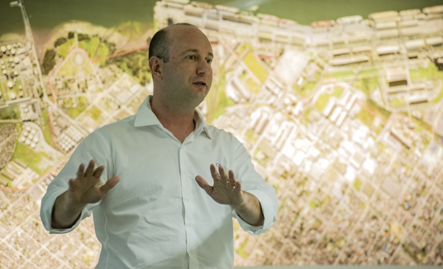 A empresa pública Portos do Paraná reuniu nesta sexta-feira (25) operadores portuários dos principais segmentos de carga para debater a atualização do Plano Diretor do município com a Secretaria Municipal de Urbanismo de Paranaguá. A ideia é que o desenvolvimento do setor seja contemplado no novo documento que norteia a organização e o crescimento da cidade para os próximos dez anos.