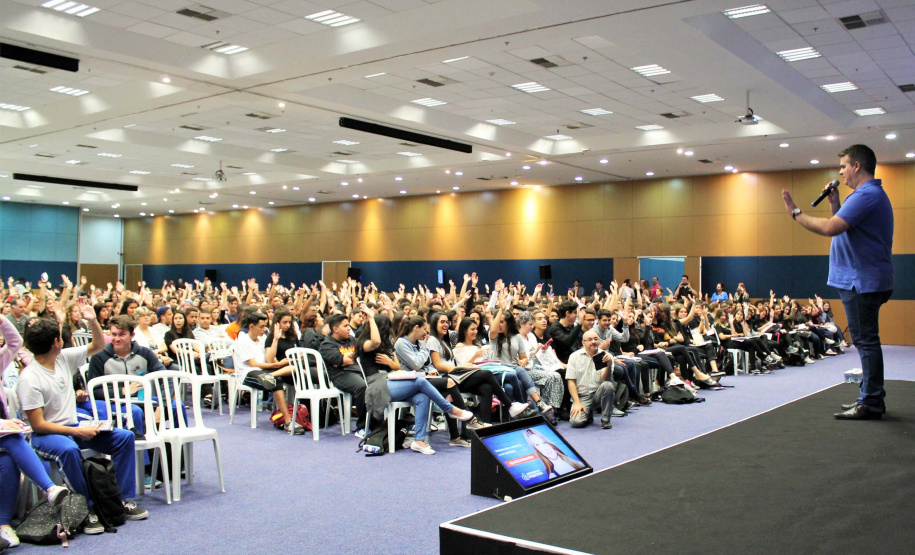 Cerca de 2 mil estudantes de colégios estaduais de Curitiba participaram, nesta sexta-feira (25), de um aulão preparatório para o Exame Nacional do Ensino Médio (Enem), que será aplicado nos dias 3 e 10 de novembro a estudantes de todo o Brasil. Foto: Divulgação/SEED