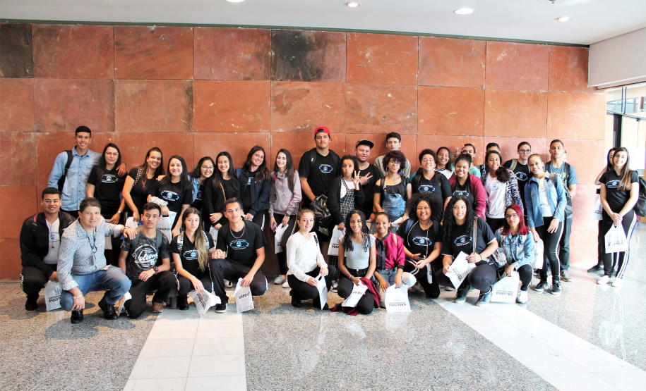 Cerca de 2 mil estudantes de colégios estaduais de Curitiba participaram, nesta sexta-feira (25), de um aulão preparatório para o Exame Nacional do Ensino Médio (Enem), que será aplicado nos dias 3 e 10 de novembro a estudantes de todo o Brasil. Foto: Divulgação/SEED