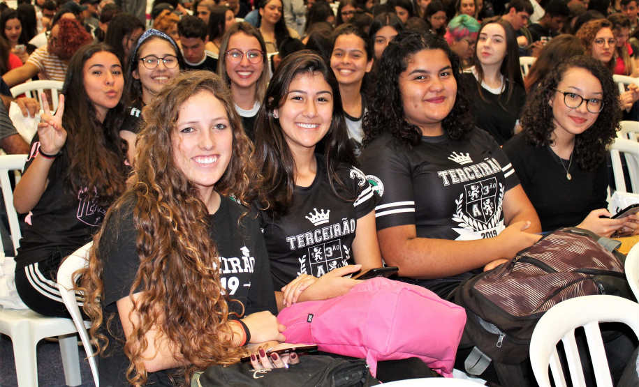 Cerca de 2 mil estudantes de colégios estaduais de Curitiba participaram, nesta sexta-feira (25), de um aulão preparatório para o Exame Nacional do Ensino Médio (Enem), que será aplicado nos dias 3 e 10 de novembro a estudantes de todo o Brasil. Foto: Divulgação/SEED