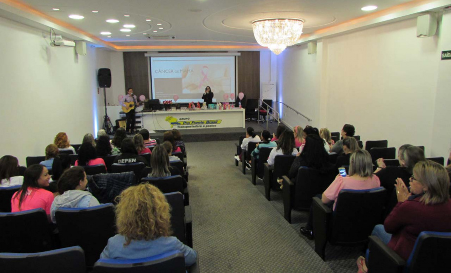 A prevenção ao câncer de mama, uma das doenças que mais acometem mulheres no País, e a importância de fazer o autoexame são debatidas em unidades prisionais de todas as regiões do Paraná durante todo o mês, em alusão à campanha do Outubro Rosa. O Departamento Penitenciário (Depen) também firmou parcerias para oferecer aulas de defesa pessoal, yoga, exames preventivos e doações de livros e objetos. Foto: Divulgação/Depen