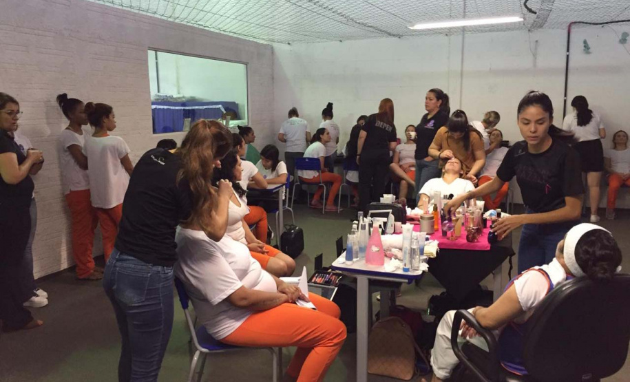 A prevenção ao câncer de mama, uma das doenças que mais acometem mulheres no País, e a importância de fazer o autoexame são debatidas em unidades prisionais de todas as regiões do Paraná durante todo o mês, em alusão à campanha do Outubro Rosa. O Departamento Penitenciário (Depen) também firmou parcerias para oferecer aulas de defesa pessoal, yoga, exames preventivos e doações de livros e objetos. Foto: Divulgação/Depen
