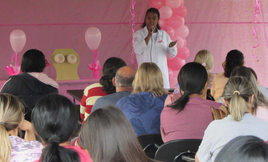 A prevenção ao câncer de mama, uma das doenças que mais acometem mulheres no País, e a importância de fazer o autoexame são debatidas em unidades prisionais de todas as regiões do Paraná durante todo o mês, em alusão à campanha do Outubro Rosa. O Departamento Penitenciário (Depen) também firmou parcerias para oferecer aulas de defesa pessoal, yoga, exames preventivos e doações de livros e objetos. Foto: Divulgação/Depen