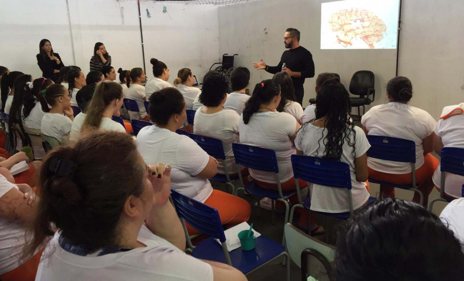 A prevenção ao câncer de mama, uma das doenças que mais acometem mulheres no País, e a importância de fazer o autoexame são debatidas em unidades prisionais de todas as regiões do Paraná durante todo o mês, em alusão à campanha do Outubro Rosa. O Departamento Penitenciário (Depen) também firmou parcerias para oferecer aulas de defesa pessoal, yoga, exames preventivos e doações de livros e objetos. Foto: Divulgação/Depen