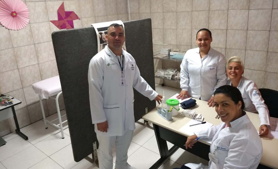 A prevenção ao câncer de mama, uma das doenças que mais acometem mulheres no País, e a importância de fazer o autoexame são debatidas em unidades prisionais de todas as regiões do Paraná durante todo o mês, em alusão à campanha do Outubro Rosa. O Departamento Penitenciário (Depen) também firmou parcerias para oferecer aulas de defesa pessoal, yoga, exames preventivos e doações de livros e objetos. Foto: Divulgação/Depen