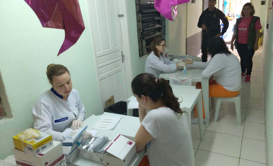 A prevenção ao câncer de mama, uma das doenças que mais acometem mulheres no País, e a importância de fazer o autoexame são debatidas em unidades prisionais de todas as regiões do Paraná durante todo o mês, em alusão à campanha do Outubro Rosa. O Departamento Penitenciário (Depen) também firmou parcerias para oferecer aulas de defesa pessoal, yoga, exames preventivos e doações de livros e objetos. Foto: Divulgação/Depen