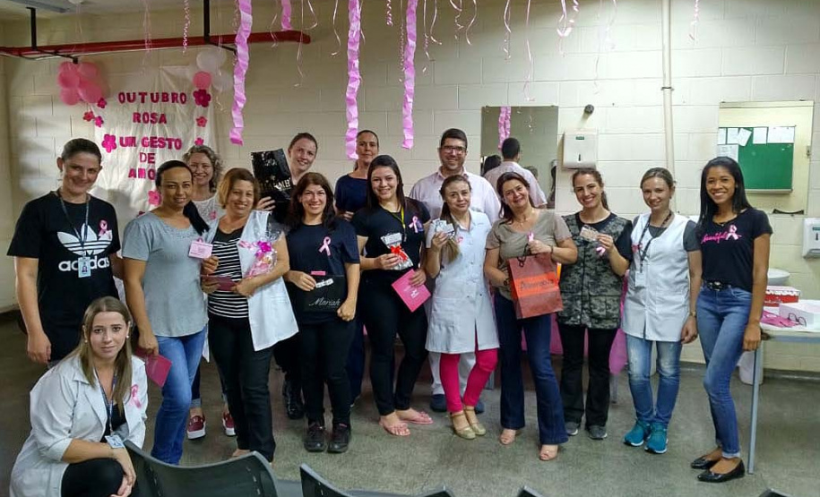 A prevenção ao câncer de mama, uma das doenças que mais acometem mulheres no País, e a importância de fazer o autoexame são debatidas em unidades prisionais de todas as regiões do Paraná durante todo o mês, em alusão à campanha do Outubro Rosa. O Departamento Penitenciário (Depen) também firmou parcerias para oferecer aulas de defesa pessoal, yoga, exames preventivos e doações de livros e objetos. Foto: Divulgação/Depen