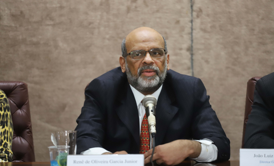 O secretário da Fazenda Renê Garcia, empossa os novos delegados regionais da SEFA.Curitiba, 25-10-19.Foto: Arnaldo Alves / AEN.