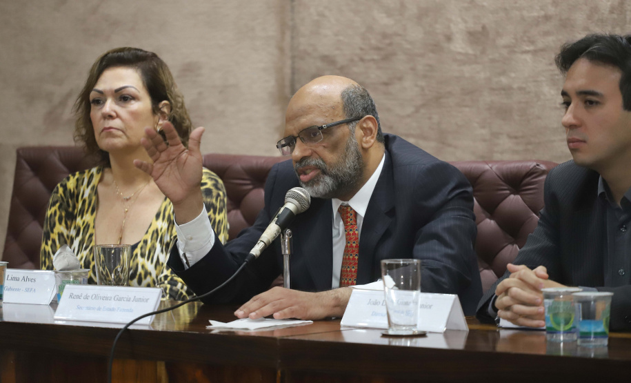 O secretário da Fazenda Renê Garcia, empossa os novos delegados regionais da SEFA.Curitiba, 25-10-19.Foto: Arnaldo Alves / AEN.