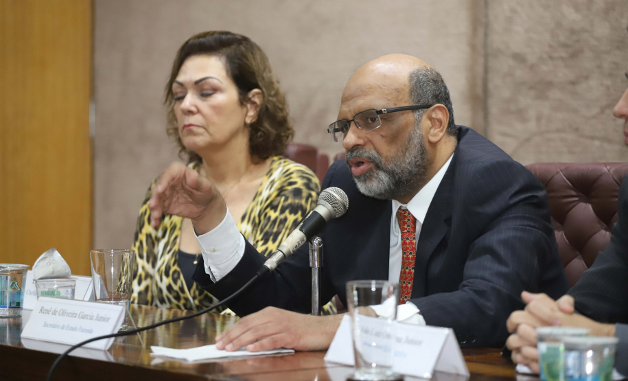 O secretário da Fazenda Renê Garcia, empossa os novos delegados regionais da SEFA.Curitiba, 25-10-19.Foto: Arnaldo Alves / AEN.