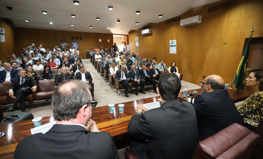 O secretário da Fazenda Renê Garcia, empossa os novos delegados regionais da SEFA.Curitiba, 25-10-19.Foto: Arnaldo Alves / AEN.