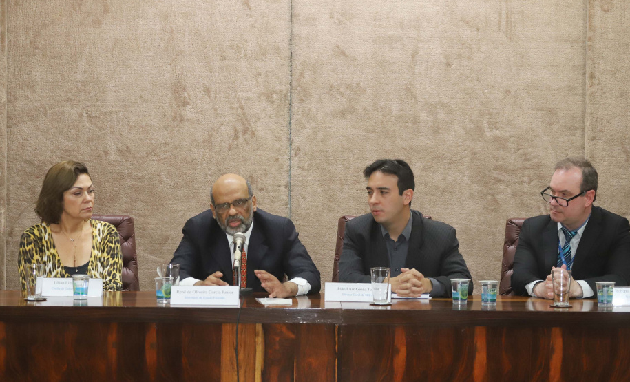 O secretário da Fazenda Renê Garcia, empossa os novos delegados regionais da SEFA.Curitiba, 25-10-19.Foto: Arnaldo Alves / AEN.