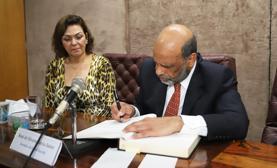 O secretário da Fazenda Renê Garcia, empossa os novos delegados regionais da SEFA.Curitiba, 25-10-19.Foto: Arnaldo Alves / AEN.
