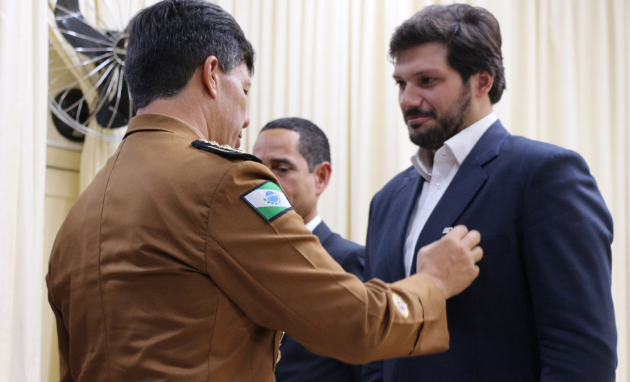 A entrega de medalhas de Mérito Rodoviário e homenagens aos policiais militares marcaram o evento de comemoração pelos 55 anos de criação do Batalhão de Polícia Rodoviária (BPRv) nesta sexta-feira (25), no auditório do Departamento de Estradas e Rodagem, em Curitiba.