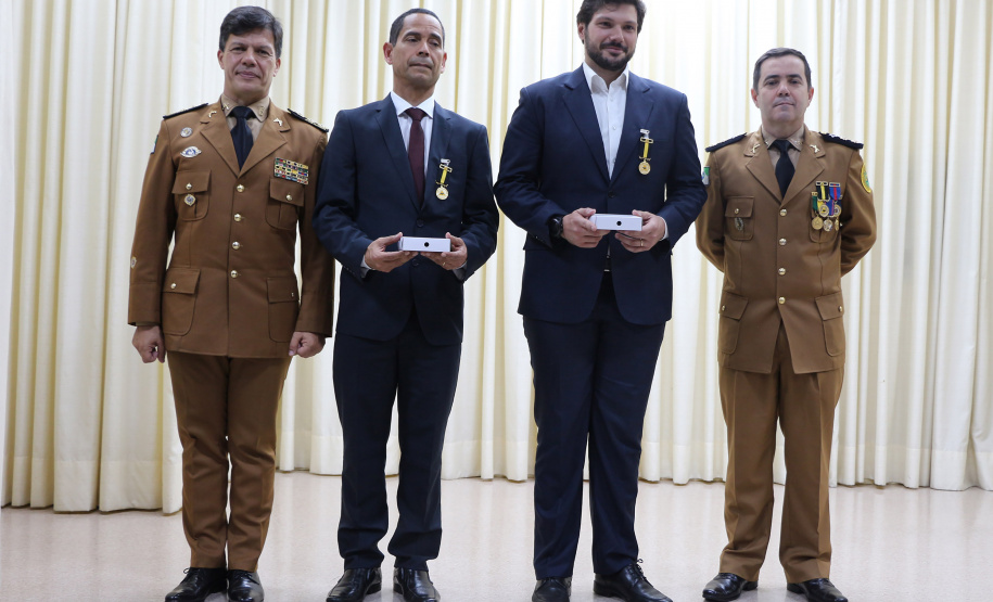 A entrega de medalhas de Mérito Rodoviário e homenagens aos policiais militares marcaram o evento de comemoração pelos 55 anos de criação do Batalhão de Polícia Rodoviária (BPRv) nesta sexta-feira (25), no auditório do Departamento de Estradas e Rodagem, em Curitiba.